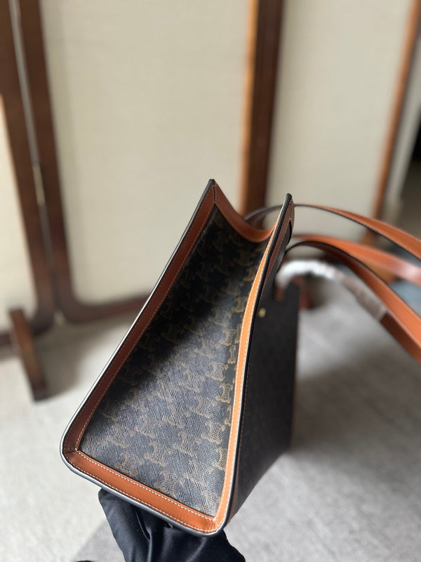 CABAS 37 IN TELA TRIOMPHE NERA E BORDI IN PELLE DI VITELLO MARRONE BRONZO CHIUSURA ORO