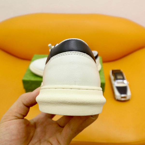 Sneaker da uomo GG in pelle di vacchetta nera e bianca 522970