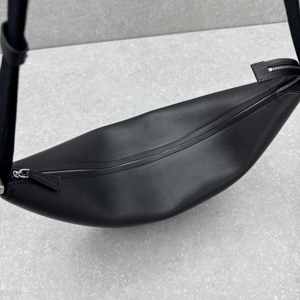 The Row 2025 Sac Jouve 46 cm en veau noir