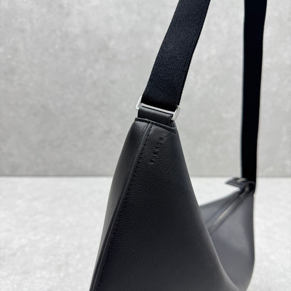 The Row 2025 Sac Jouve 46 cm en veau noir