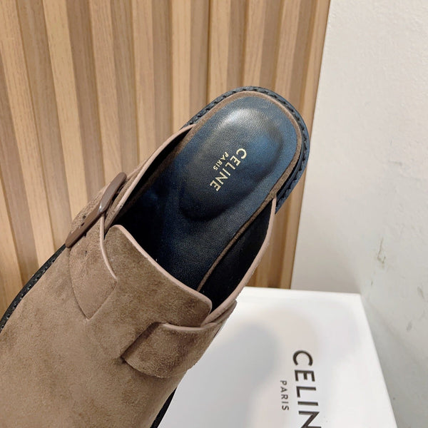 Ciabatte con fibbia in pelle scamosciata color caramello