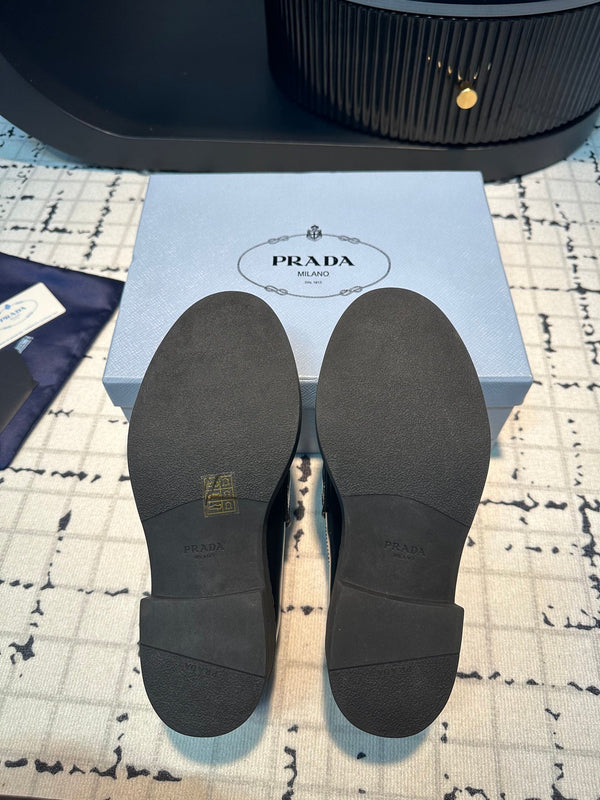 MOCASSINI PRA SCHOCOLATE IN PELLE SPAZZOLATA CON BORDO BIANCO E NERO