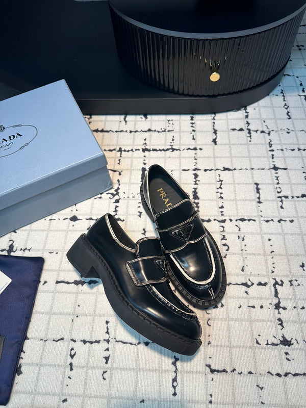 MOCASSINI PRA SCHOCOLATE IN PELLE SPAZZOLATA CON BORDO BIANCO E NERO