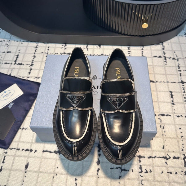MOCASSINI PRA SCHOCOLATE IN PELLE SPAZZOLATA CON BORDO BIANCO E NERO