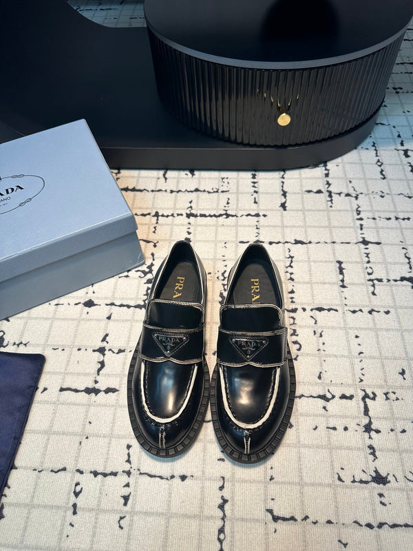 MOCASSINI PRA SCHOCOLATE IN PELLE SPAZZOLATA CON BORDO BIANCO E NERO