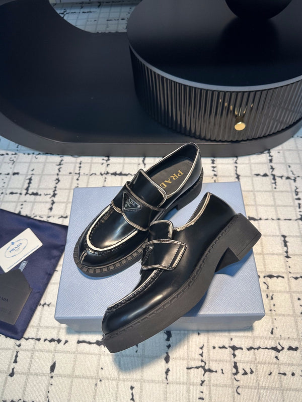 MOCASSINI PRA SCHOCOLATE IN PELLE SPAZZOLATA CON BORDO BIANCO E NERO