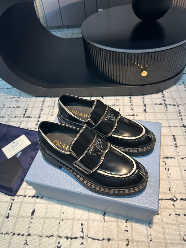 MOCASSINI PRA SCHOCOLATE IN PELLE SPAZZOLATA CON BORDO BIANCO E NERO