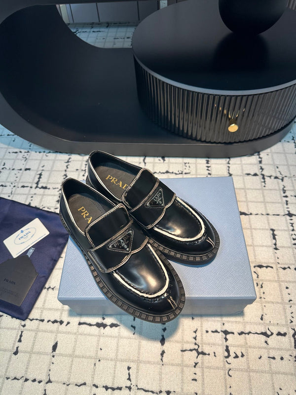 MOCASSINI PRA SCHOCOLATE IN PELLE SPAZZOLATA CON BORDO BIANCO E NERO