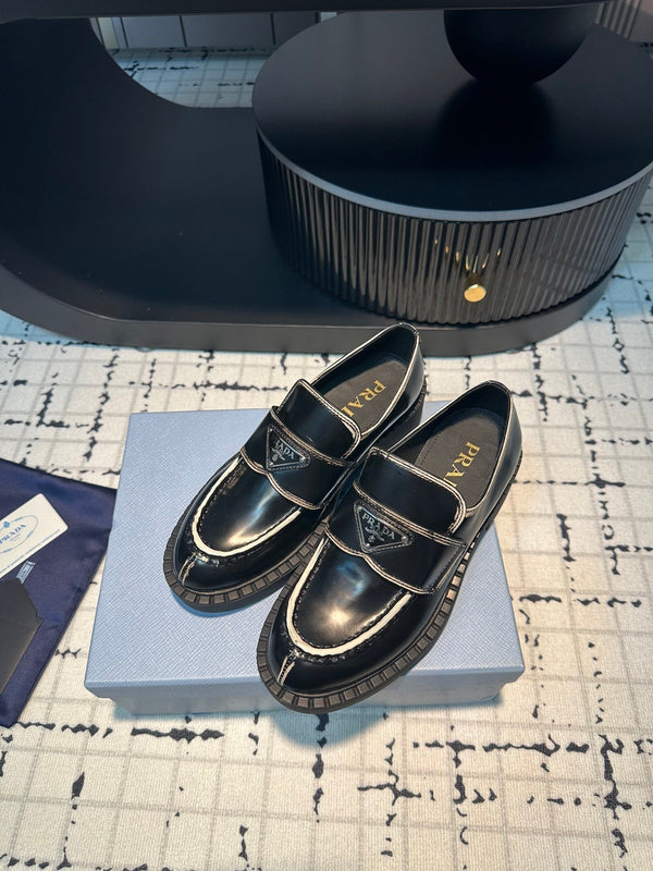 MOCASSINI PRA SCHOCOLATE IN PELLE SPAZZOLATA CON BORDO BIANCO E NERO