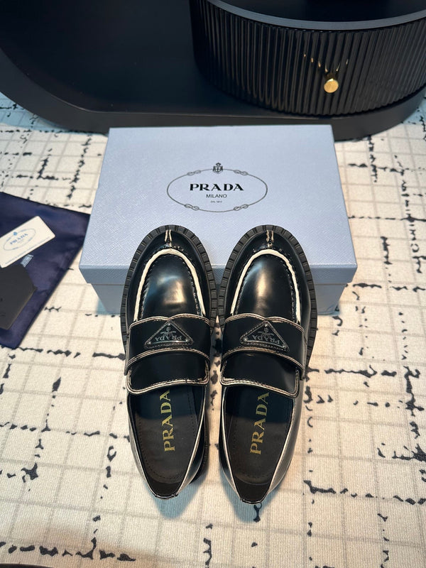 MOCASSINI PRA SCHOCOLATE IN PELLE SPAZZOLATA CON BORDO BIANCO E NERO