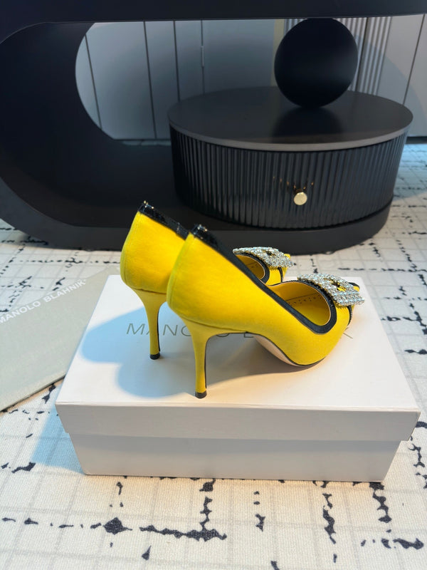 Scarpe con tacco Hangisi 100 in lino giallo con fibbia gioiello in pelle nera 161072