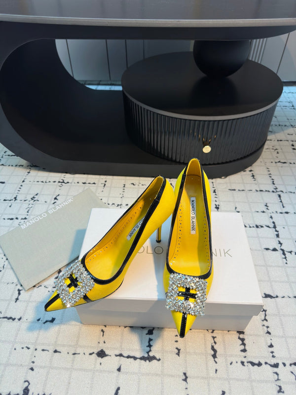 Scarpe con tacco Hangisi 100 in lino giallo con fibbia gioiello in pelle nera 161072