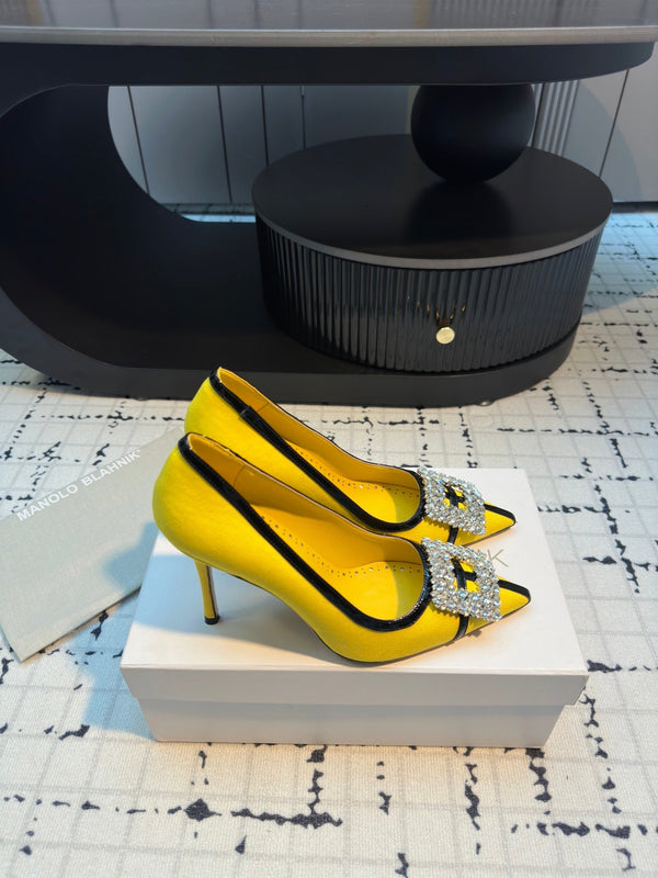 Scarpe con tacco Hangisi 100 in lino giallo con fibbia gioiello in pelle nera 161072