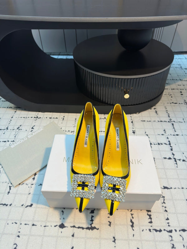 Scarpe con tacco Hangisi 100 in lino giallo con fibbia gioiello in pelle nera 161072