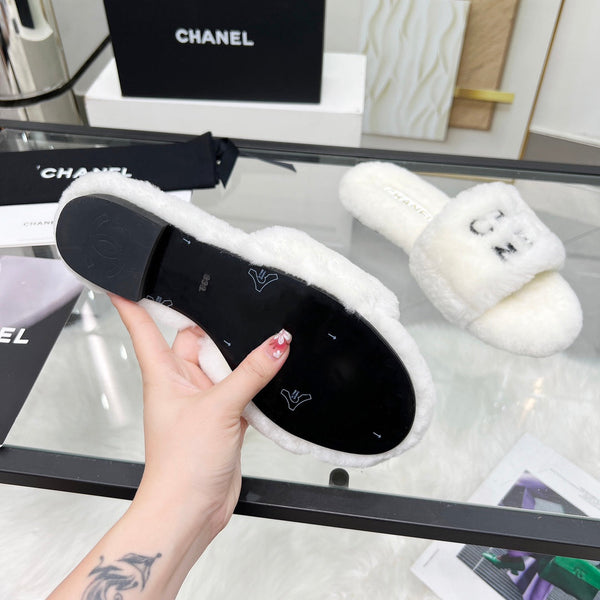 Ciabatte CC bianche con scritta nera in pile