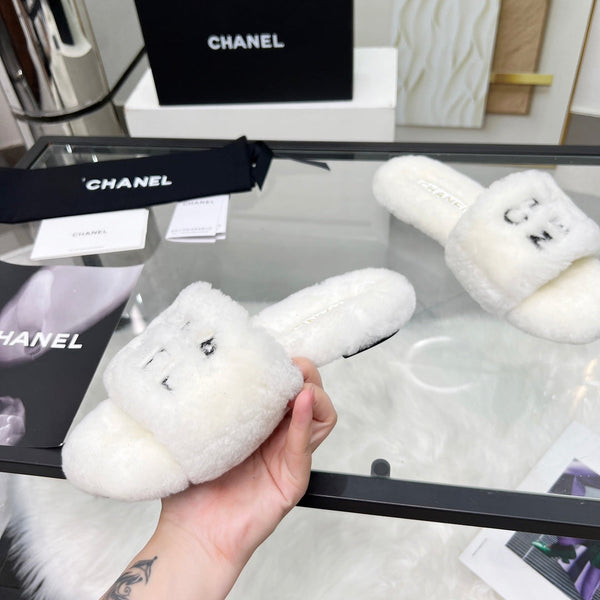 Ciabatte CC bianche con scritta nera in pile