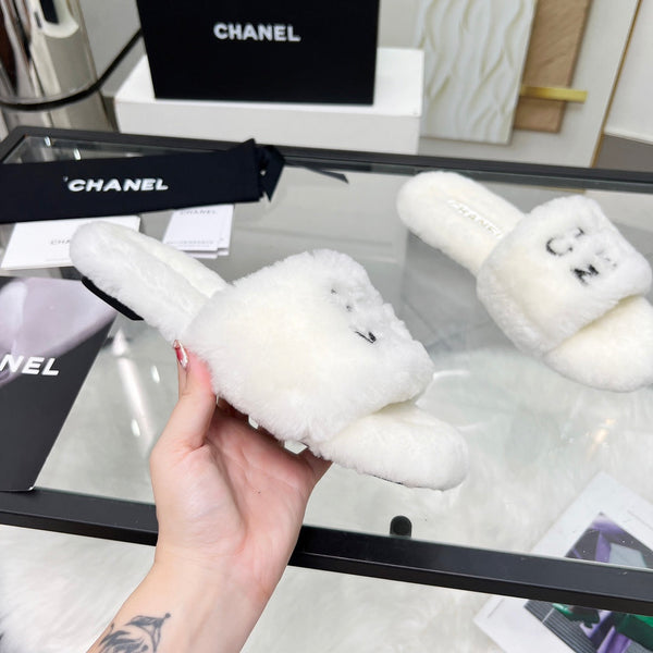 Ciabatte CC bianche con scritta nera in pile