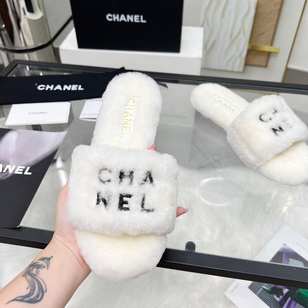 Ciabatte CC bianche con scritta nera in pile