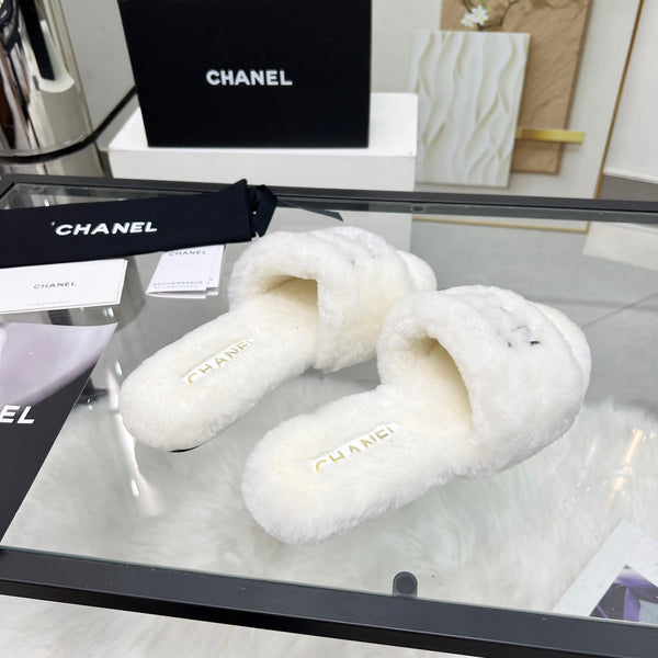 Ciabatte CC bianche con scritta nera in pile