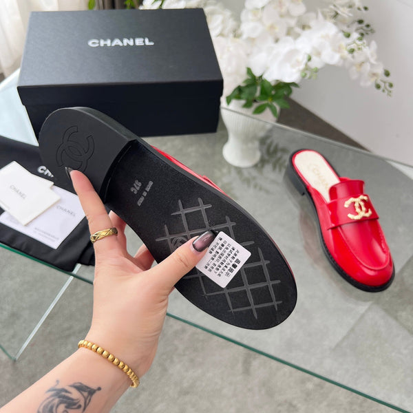 CC 25 Mule Pelle di vitello verniciata rossa Doppia C dorata