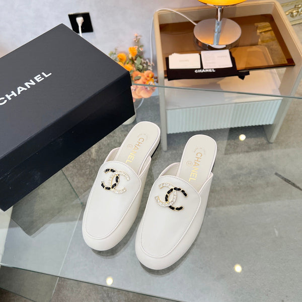 CC 25 Mule White Calfskin Large Double C Logo