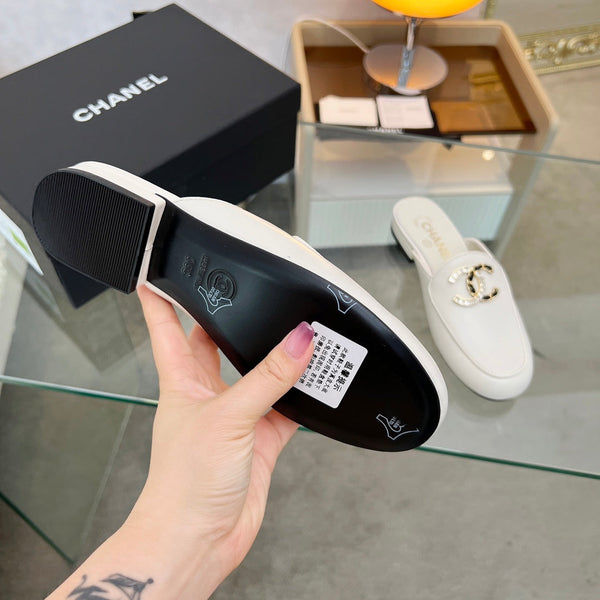 CC 25 Mule White Calfskin Large Double C Logo