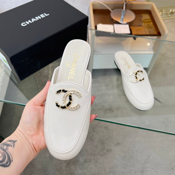 CC 25 Mule White Calfskin Large Double C Logo