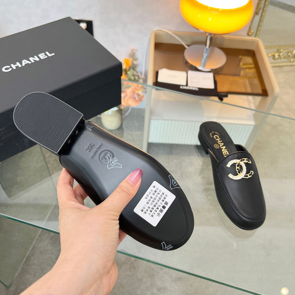 CC 25 Mule in pelle di vitello nera con grande logo a doppia C