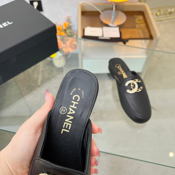 CC 25 Mule in pelle di vitello nera con grande logo a doppia C