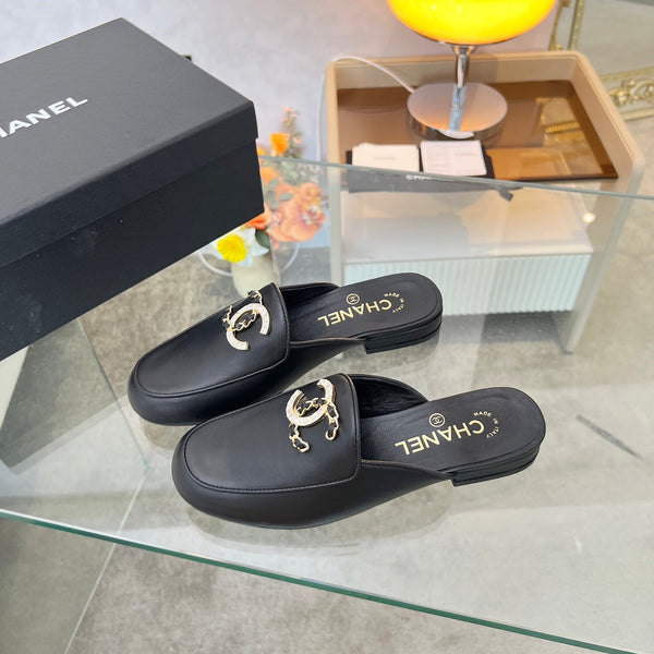 CC 25 Mule in pelle di vitello nera con grande logo a doppia C