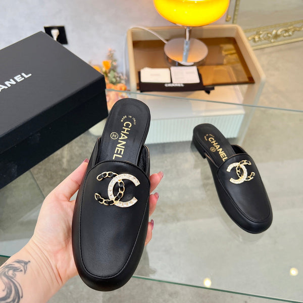 CC 25 Mule in pelle di vitello nera con grande logo a doppia C