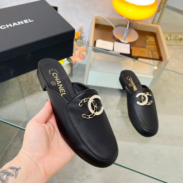 CC 25 Mule in pelle di vitello nera con grande logo a doppia C