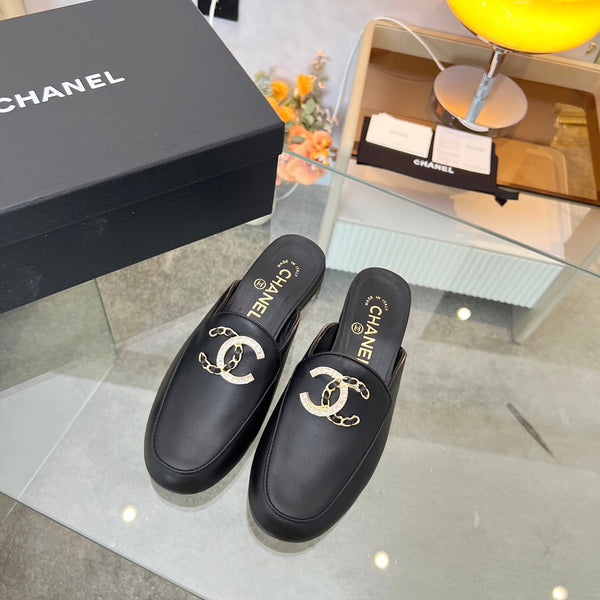 CC 25 Mule in pelle di vitello nera con grande logo a doppia C