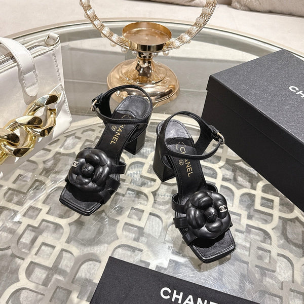 CC Sandales à talon carré Fleur de camélia en peau de mouton noire 735986