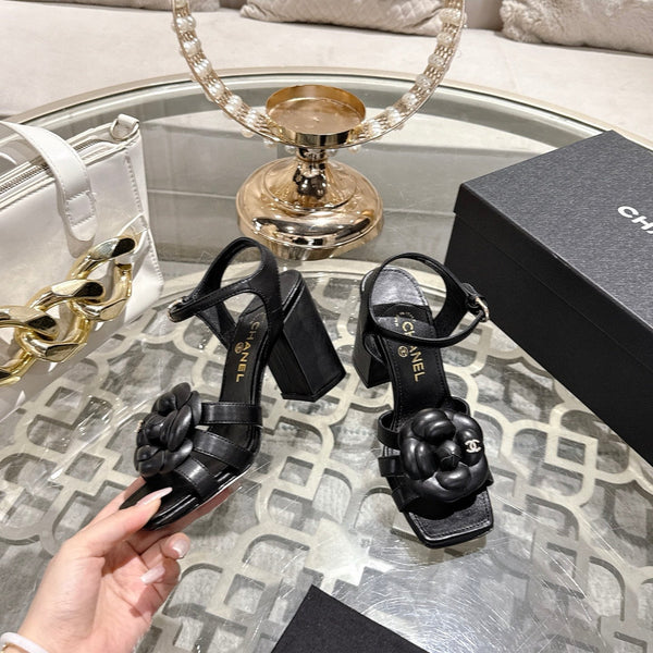 CC Sandales à talon carré Fleur de camélia en peau de mouton noire 735986