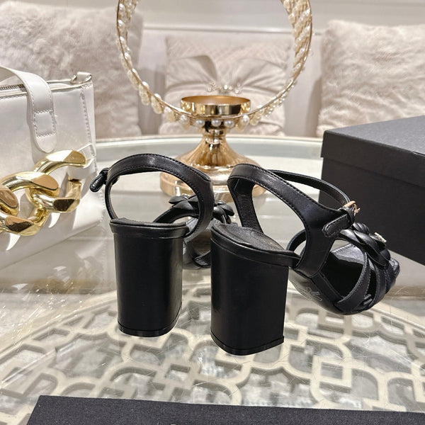 CC Sandales à talon carré Fleur de camélia en peau de mouton noire 735986