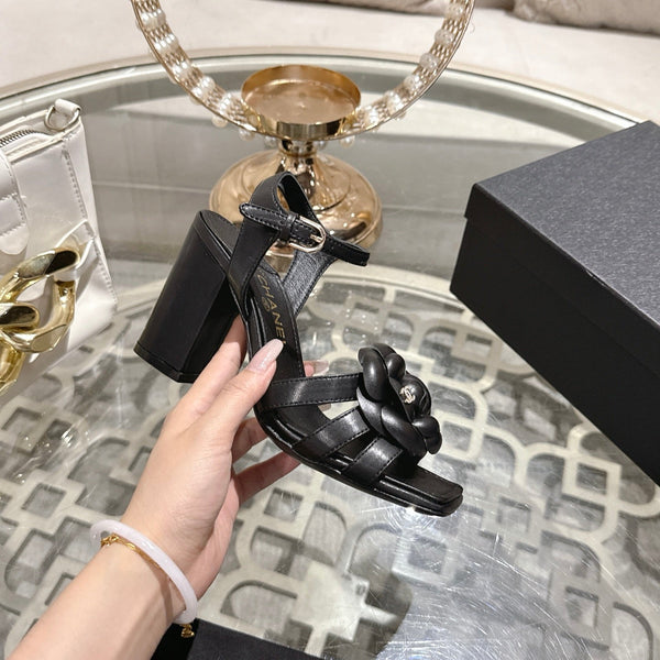 CC Sandales à talon carré Fleur de camélia en peau de mouton noire 735986