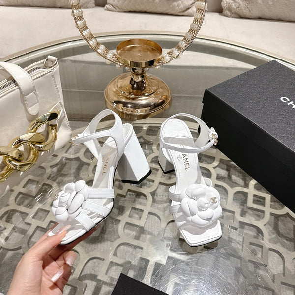 CC Sandales à talon carré fleur camélia en peau de mouton blanc 735989