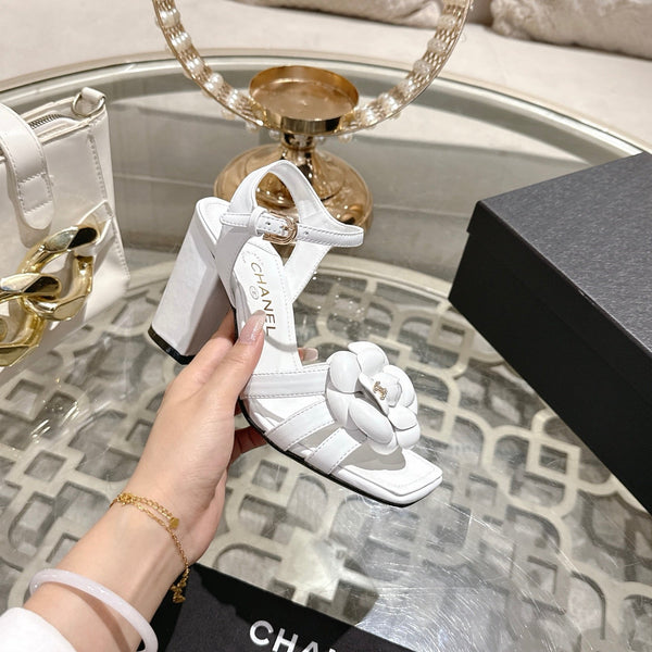 CC Sandales à talon carré fleur camélia en peau de mouton blanc 735989