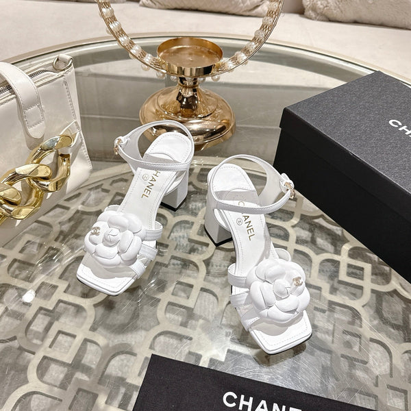 CC Sandales à talon carré fleur camélia en peau de mouton blanc 735989
