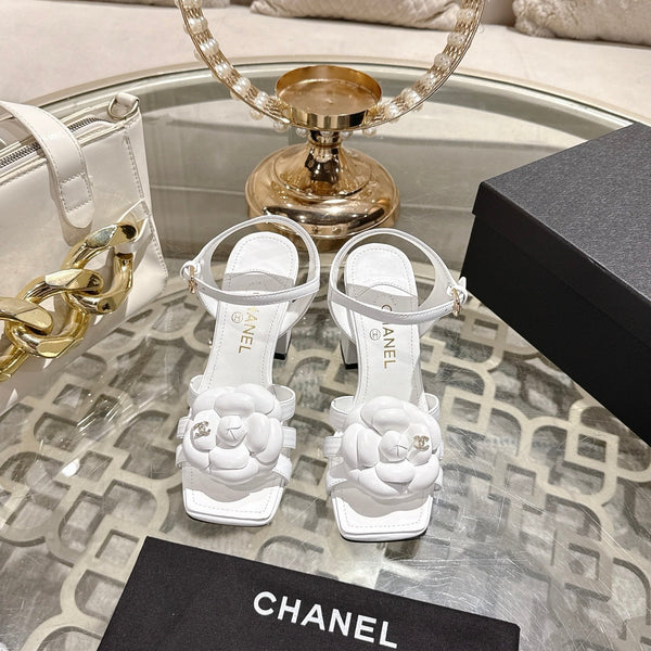 CC Sandales à talon carré fleur camélia en peau de mouton blanc 735989