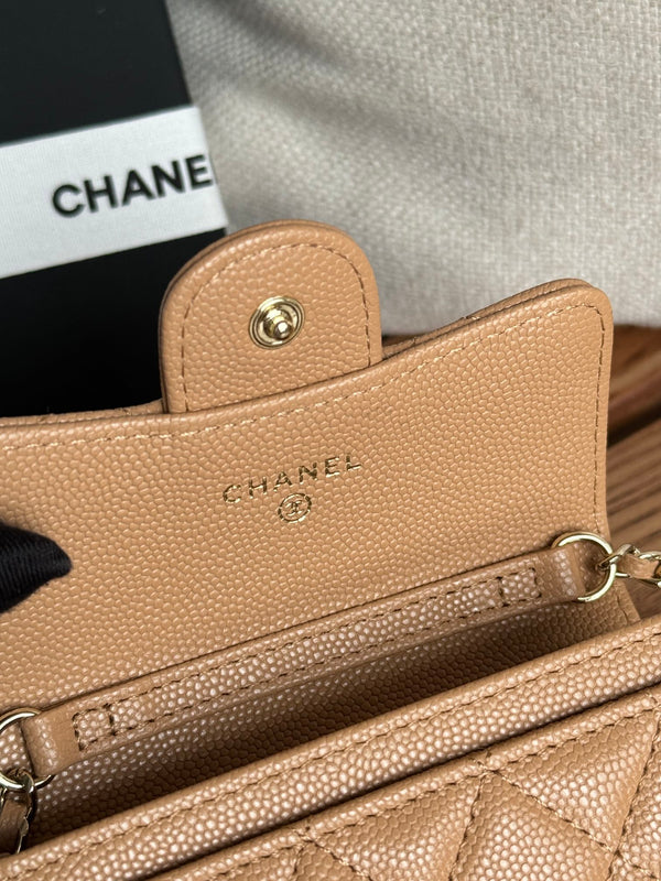 CC 24 Classic Wallet On Chain 11cm Beige Caviar Leather 240670