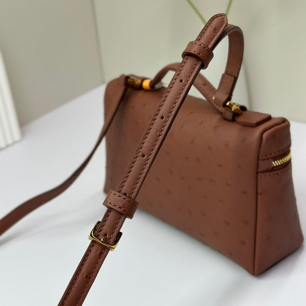 Borsa LP Extra 19 cm con motivo struzzo, pelle di vitello marrone castagna, hardware dorato