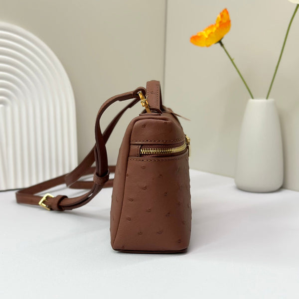 Borsa LP Extra 19 cm con motivo struzzo, pelle di vitello marrone castagna, hardware dorato