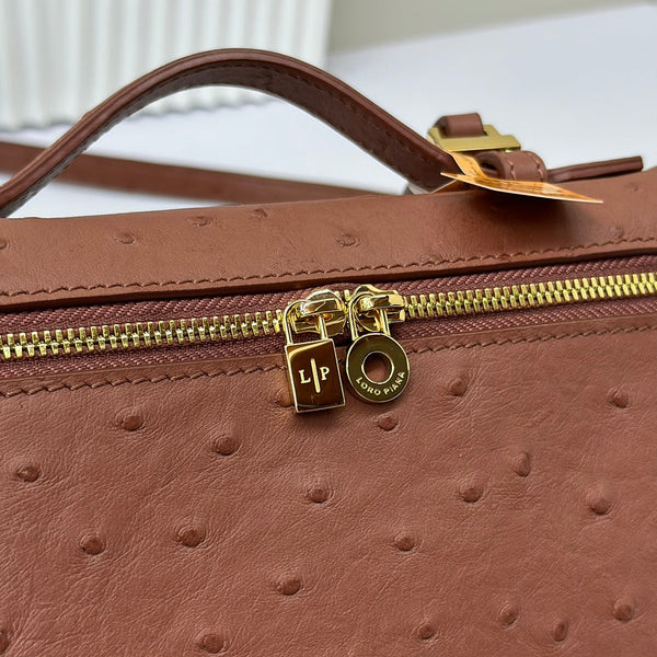 Borsa LP Extra 19 cm con motivo struzzo, pelle di vitello marrone castagna, hardware dorato
