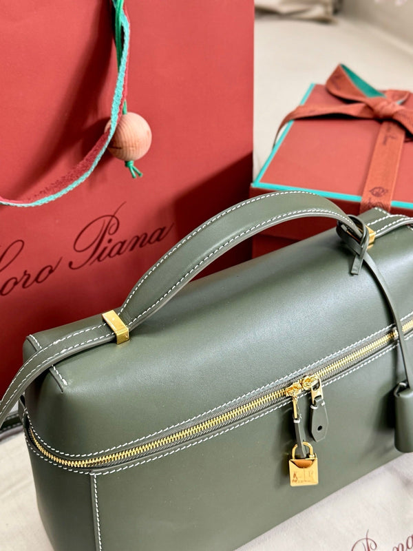 LP Extra Pouch L27 Ribbon Green Calfskin 282236