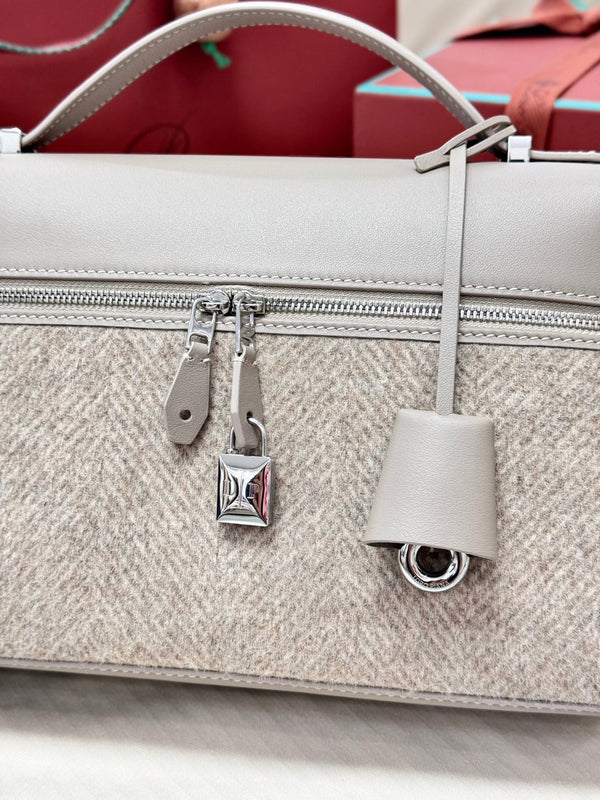 LP Extra Pouch L27 Cream Cashmere Calfskin 282244