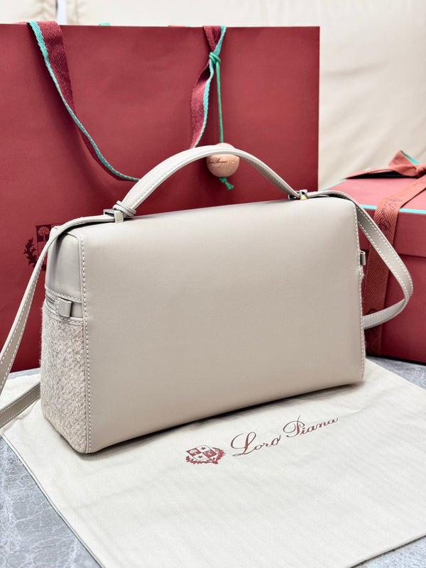 LP Extra Pouch L27 Cream Cashmere Calfskin 282244