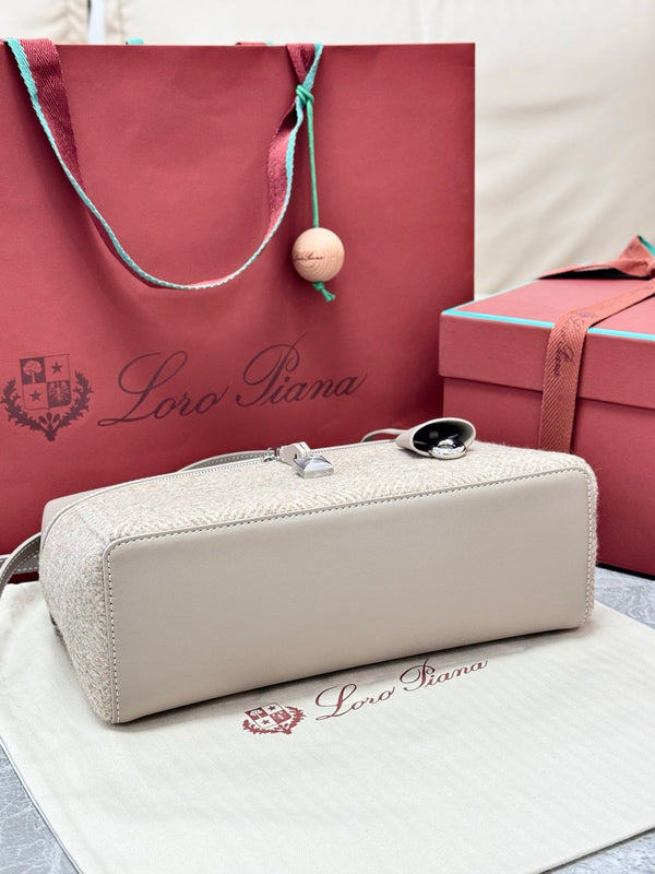 LP Extra Pouch L27 Cream Cashmere Calfskin 282244
