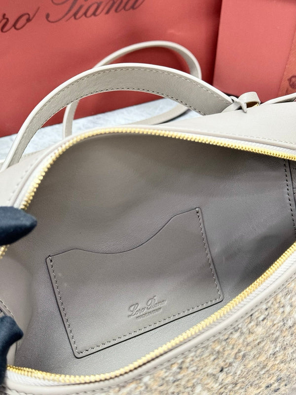 LP Extra Pouch L23 Cream Cashmere Calfskin 282250